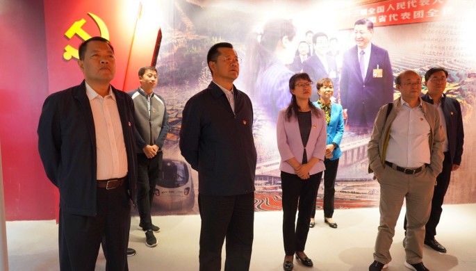 集團公司開展“不忘初心、牢記使命”主題黨日活動 <br/> — 參觀主題教育檔案文獻展